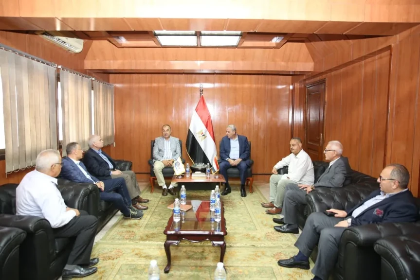 في مستهل زيارته لشركة طنطا للكتان والزيوت.. وزير قطاع الأعمال العام يلتقي محافظ الغربية وأعضاء مجلس النواب