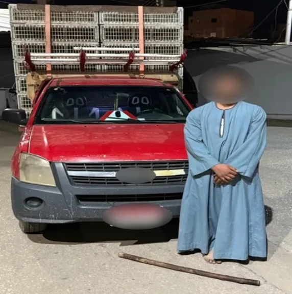بالصورة والفيديو .. القبض على قائد سيارة لقيامه بالتعدى على شخص بالسب ومحاولة التعدى عليه بالضرب بالفيوم