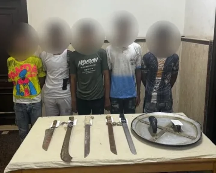 بالصورة والفيديو .. الأجهزة الأمنية تضبط 5 أشخاص قاموا بإخفاء وجوههم والتلويح بأسلحة بيضاء بأحد الشوارع بالإسكندرية