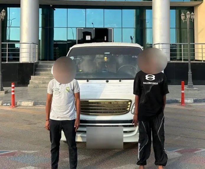 بالصورة والفيديو .. ضبط قائد سيارة ”ميكروباص”وآخر لقيامهما بتعاطى مادة الحشيش المخدر أثناء إستقلالهما السيارة بالجيزة