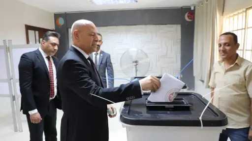 بالصور والفيديو..محافظ القاهرة يدلى بصوته...