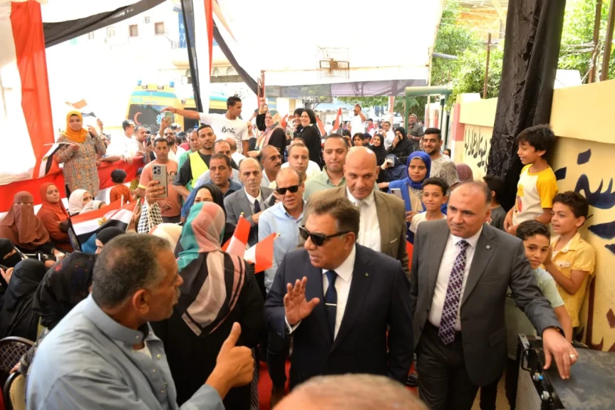 محافظ الدقهلية يتفقد لجنة الانتخابات بمدرسة الجهاد بميت عنتر مركز طلخا.. وكلف بتوفير مروحة إضافية لإحدى اللجان فورا