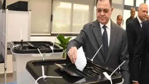 بالصور .. وزير الداخلية يدلى...