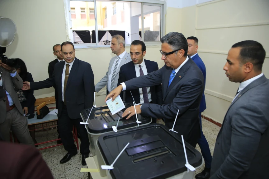 بالصور .. وزير التموين والتجارة الداخلية يدلي بصوته في انتخابات مجلس الشيوخ