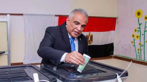 رئيس جامعة طنطا يدلي بصوته...