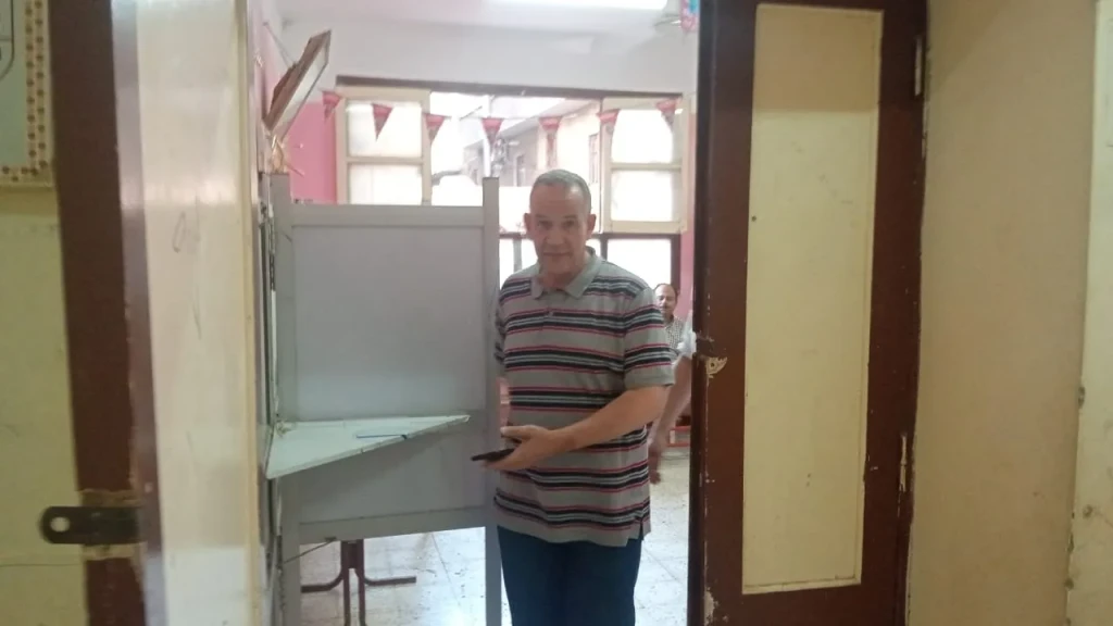 وكيل وزارة التعليم بأسيوط يدلى بصوته فى انتخابات الشيوخ بلجنة خديجة بنت خويلد بحى شرق