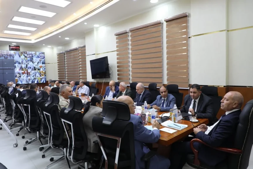 بالصور .. محافظ القاهرة يتابع سير العملية الانتخابية داخل غرفة العمليات لحظة بلحظة