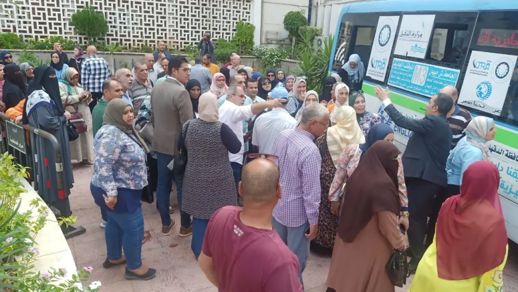 شاهد بالصور .. موظفو ديوان عام محافظة الدقهلية يشاركون في التصويت دعماً للوطن وقدوة للأجهزة التنفيذية بالمحافظة .