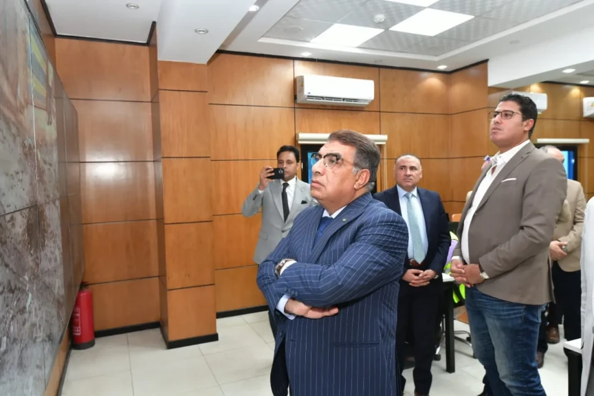 بالصور .. من داخل غرفة الشبكة الوطنية.. محافظ الدقهلية يتابع إنهاء آثار مشكلة الصرف الصحي بدنجواي مركز شربين