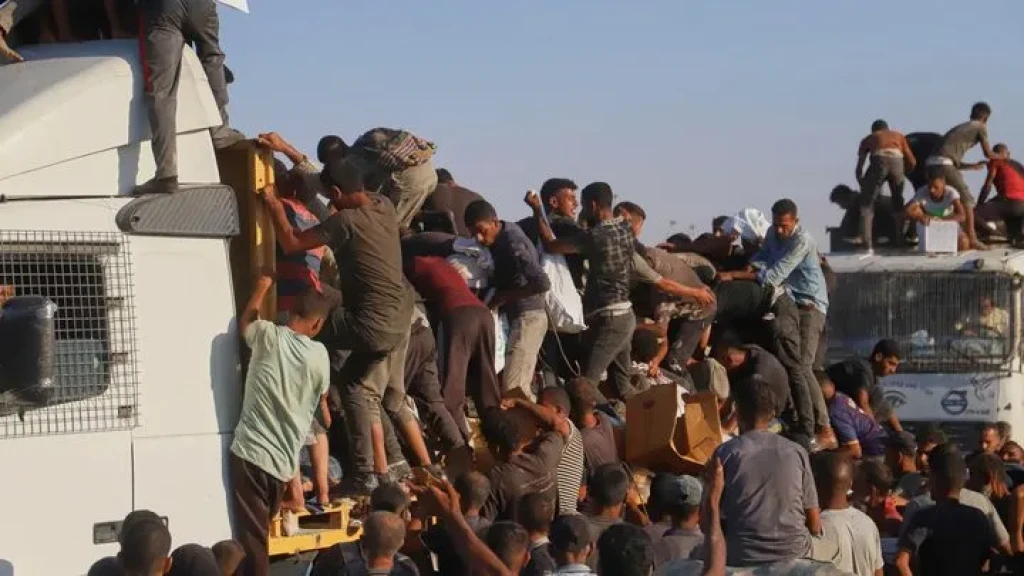 استشهاد 20 فلسطينيًا في انقلاب شاحنة مساعدات أجبرها الاحتلال على سلك طرق غير آمنة