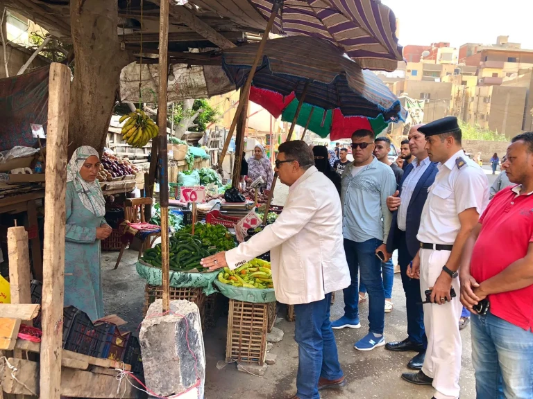 محافظ الدقهلية يتفقد محلات وبائعي الخضار والفاكهة بشارع أحمد ماهر بالمنصوره ويوجّه بالالتزام بالأسعار، والنظافة، والانضباط وعدم اشغال الشوارع