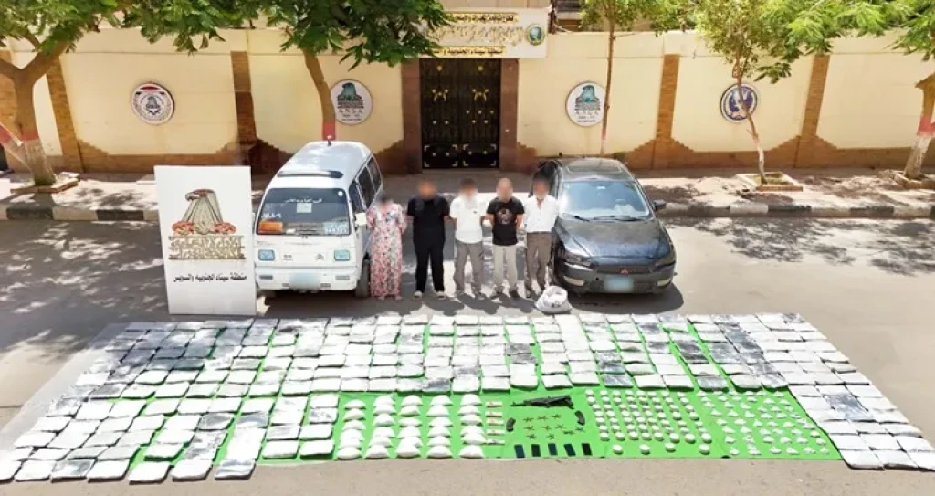 بالصور والتفاصيل ..ضبط عناصر بؤرة إجرامية شديدة الخطورة من جالبى المواد المخدرة وبحوزتهم 330 كيلو من السموم المخدرة وسلاح آلى بالسويس