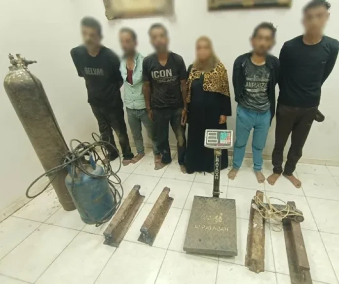 بالصورة والفيديو .. القبض على عدد من الأشخاص لقيامهم بسرقة قطع حديدية من قضبان قديمة خاصة بالسكك الحديدية بالغربية