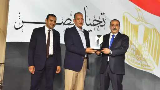 محافظ أسيوط يكرم وكيل وزارة...