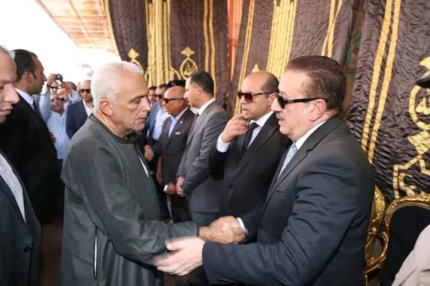 بالصور .. محافظ المنوفية يتقدم الجنازة العسكرية للرائد أحمد حافظ بمسقط رأسه بقرية طه شبرا بقويسنا ويقدم واجب العزاء لأسرته