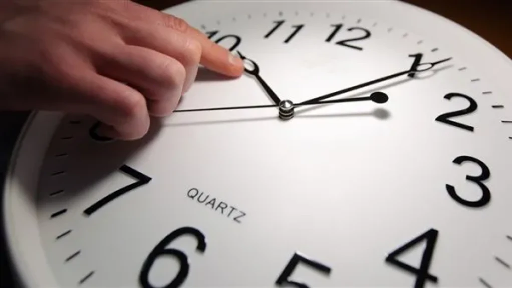 الساعة 12 صباحًا تعود 11 مساءً.. موعد انتهاء التوقيت الصيفي رسميًا