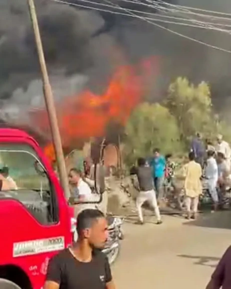 شاهد ..إخماد نيران حريق هائل بمصنع ملابس اثر ماس كهربائي والدفع ب5 سيارات مطافىء لإخماده
