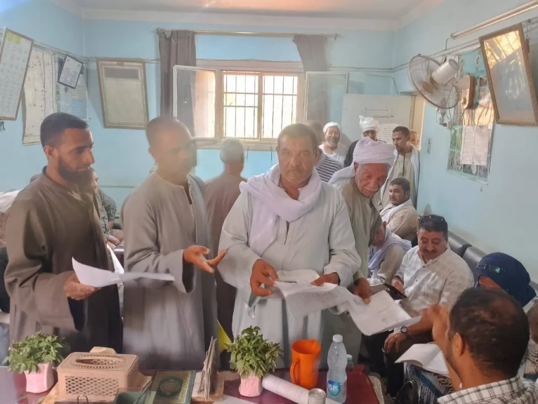 محافظ أسيوط يشدد على متابعة توزيع الأسمدة الزراعية بانتظام ووكيل الوزارة يلتقي مزارعي ديروط للاستماع لمطالبهم