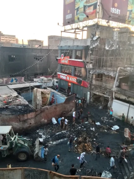 آثار حريق شبرا الخيمة.. التهم محلات بجوار ”كشري الخديوي” وباكيات البائعين مُسحت بالكامل