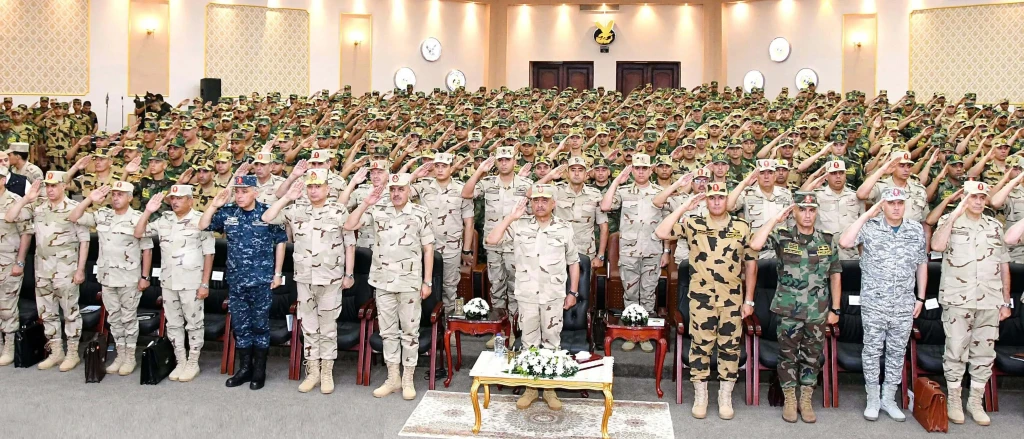 وزير الدفاع والإنتاج الحربي يلتقي بعدد من مقاتلي القوات الخاصة من المظلات والصاعقة