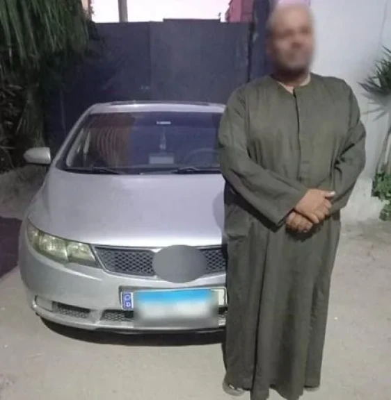 بالصورة والفيديو .. الأجهزة الأمنية تلقي القبض على قائد سيارة قام بالسير عكس الإتجاه بإحدى الطرق السريعة
