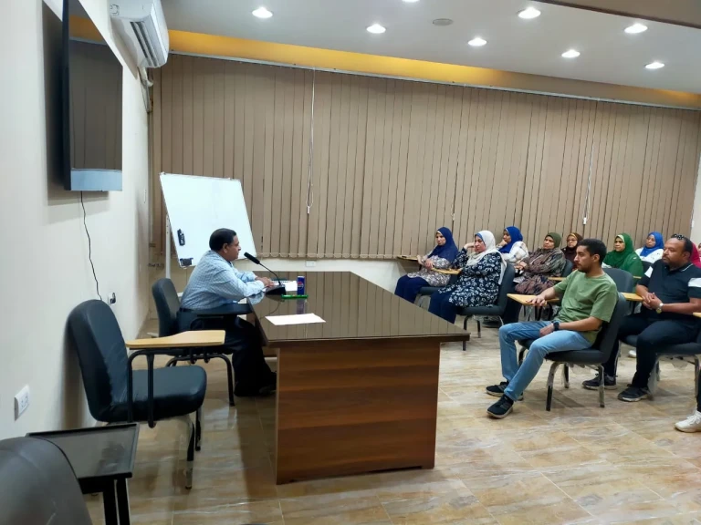 محافظ أسيوط: مديرية العمل تنظم ندوة للمفاوضة الجماعية لمناقشة قانون العمل الجديد بمصنع السماد بمنقباد