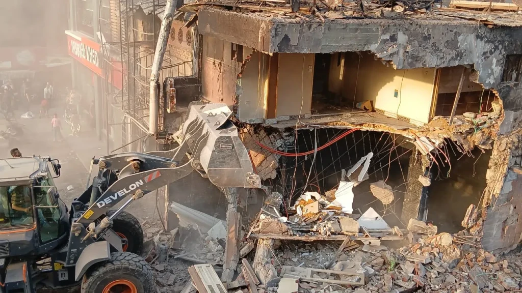 عاجل .. محافظ القليوبية يوجه بإزالة منشأين آيلين للسقوط في منطقة حريق شبرا الخيمة حفاظا علي سلامة المواطنين