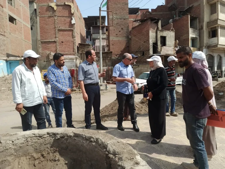 تنفيذا لتكليفات محافظ الدقهلية .. السكرتير المساعد للمحافظة يتابع أعمال تطوير شارع فخر الدين خالد بحي شرق المنصورة