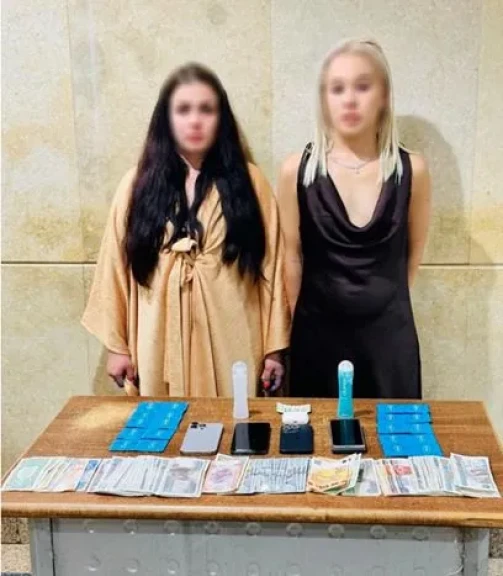 بالصور .. تفاصيل ضبط سيدتين تحملان جنسية إحدى الدول لقيامهما بإدارة مسكن بالتجمع الاول لممارسة الأعمال المنافية للآداب بمقابل مالى