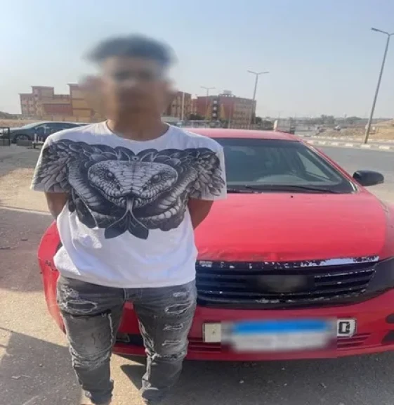 بالصور .. ضبط  سيارة ”ملاكى” لقيامه بحركات إستعراضية والسماح لأحد الأشخاص بالجلوس خارج النافذة بالقاهرة