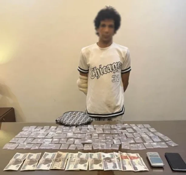 بالصور ..اجهزة الأمن تضبط عاطل لقيامه بالترويج للمواد المخدرة بالجيزة