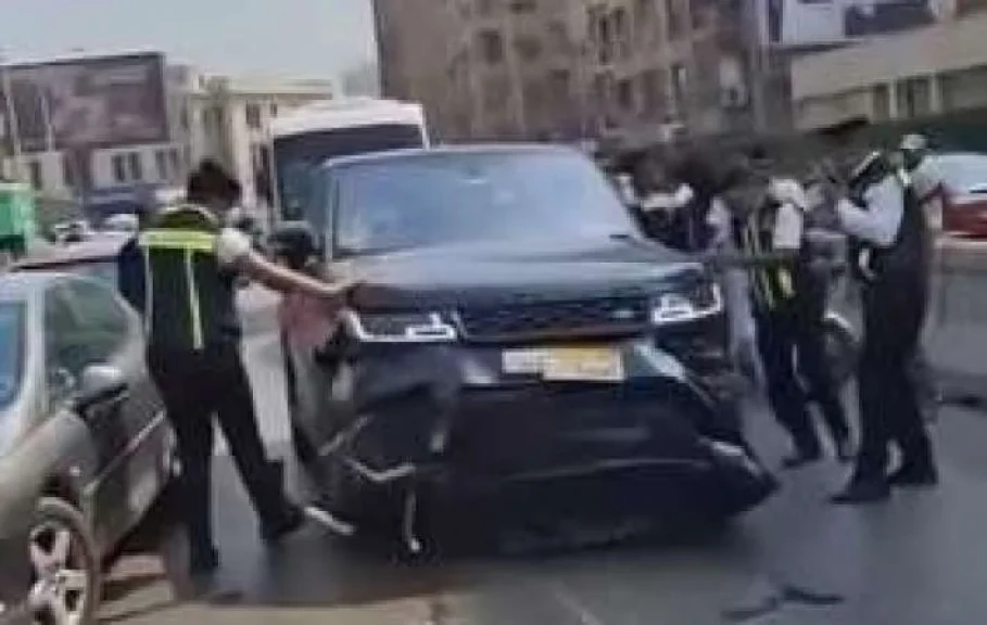 القبض على سائق في حالة سُكر بعد اصطدامه بسيارات وحواجز المرور