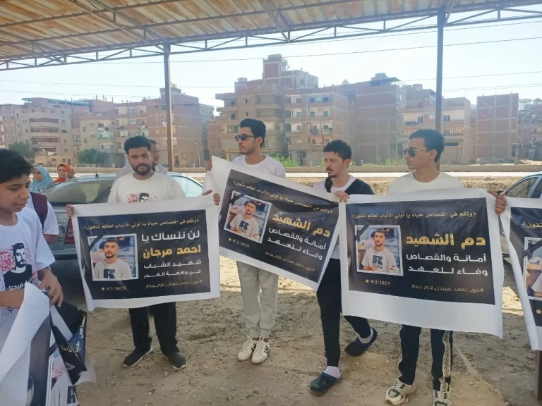 شاهد ..أسرة الشاب احمد مرجان ترفع لافتات ”القصاص القانوني وإعدام الجناة مطلب شرعي” بالمحلة ..صور