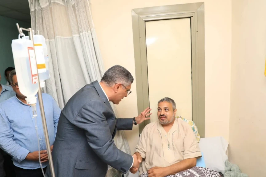 محافظ الجيزة يطمئن على الحالة الصحية لشهاب عبدالعزيز بطل واقعة إنقاذ ”فتاة المنيب”