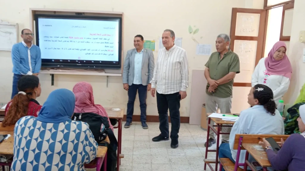 وكيل وزارة التربية والتعليم بأسيوط يتفقد فعاليات تدريب البرمجة للمعلمين والاخصائيين
