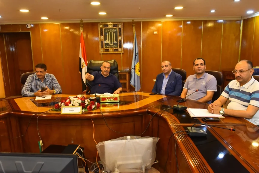 بحضور مساعد وزير الإسكان للمرافق.. محافظ أسيوط يشدد على منع إلقاء مياه الصرف في نهر النيل والمصارف وتعظيم الاستفادة من المياه المعالجة