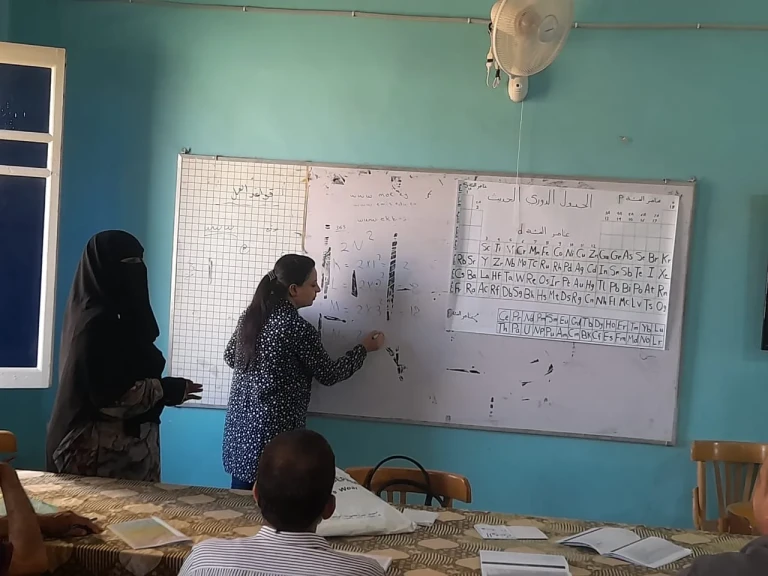 وكيل وزارة التعليم بأسيوط يعلن استمرار تدريب معلمي العلوم على المناهج المطورة للمرحلة الاعدادية