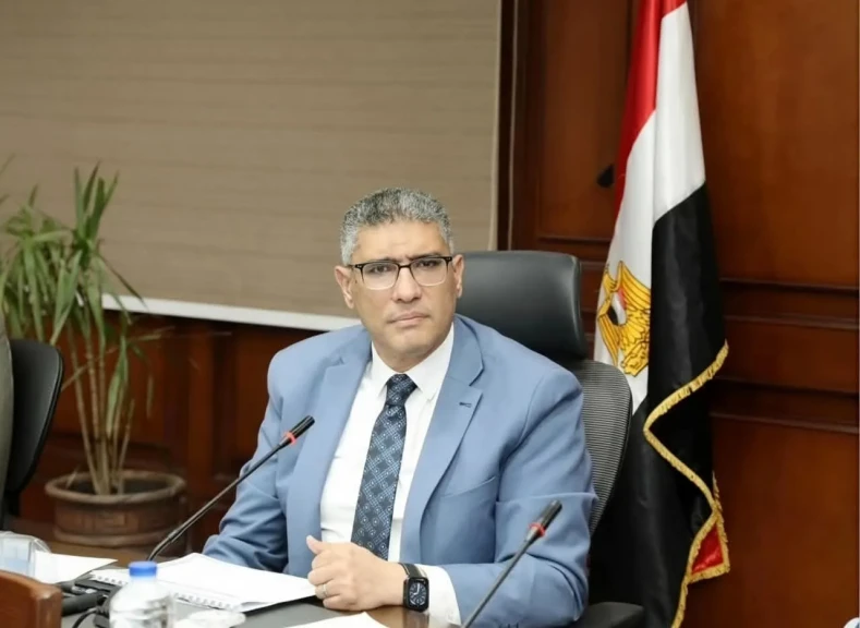 محافظ الجيزة يجازي مسؤولين بإدارات التنظيم والمرافق والمتابعة والإشغالات بحي الهرم لتقاعسهم عن تنفيذ إزالة لمخالفات بناء بفيصل