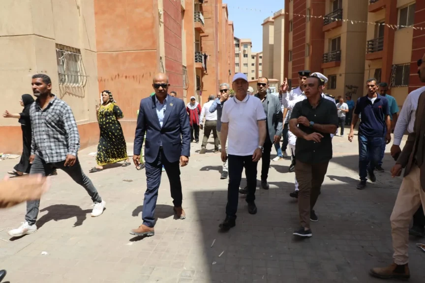 لليوم الثالث على التوالي واصل محافظ القاهرة إشرافه على الحملة التى تقوم بها الأجهزة التنفيذية بالمحافظة، وقوات إنفاذ القانون