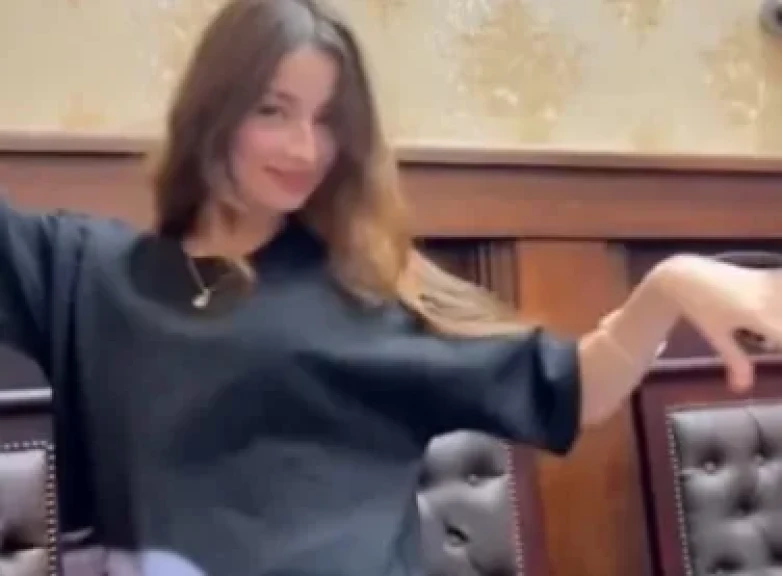 الأمن يفحص فيديو لفتاة ترقص داخل قاعة محكمة