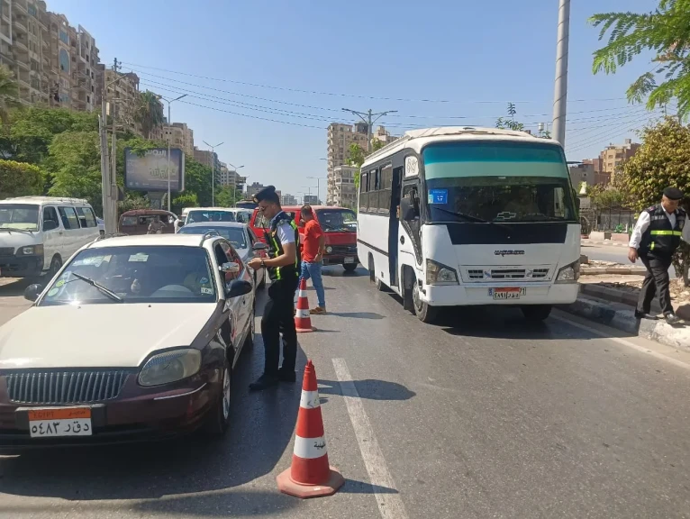 محافظ الدقهلية يتابع حملة مشتركة للكشف عن تعاطي المواد المخدرة والمخالفات المرورية بشارع الجيش بالمنصورة