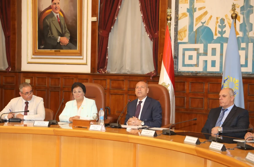 شهد  محافظ القاهرة اجتماع اللجنة العليا للمجلس القومي للسكان لمتابعة الموقف التنفيذي لمؤشرات الخصائص السكانية