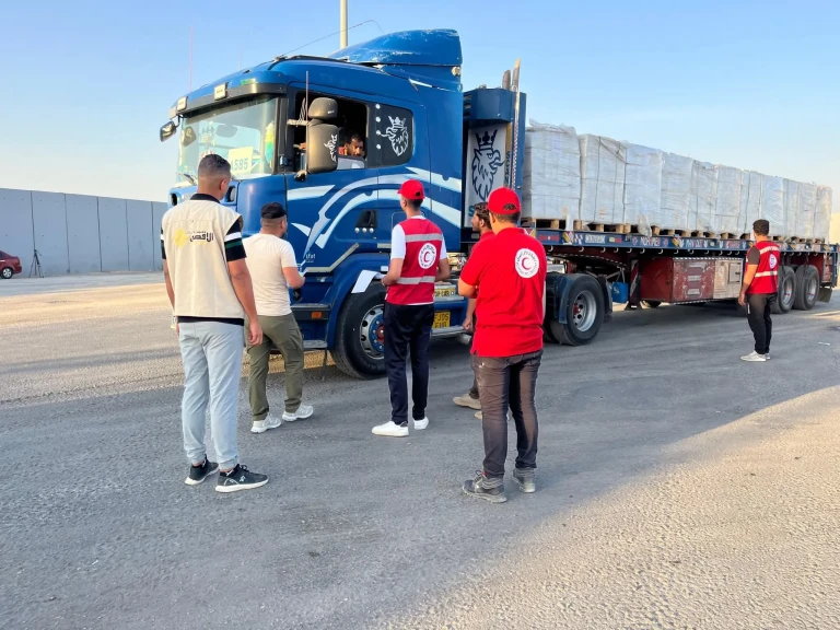 الهلال الأحمر المصري يدفع نحو 2300 طن مساعدات غذائية وطبية في قافلة زاد العزة الـ 19 إلى غزة