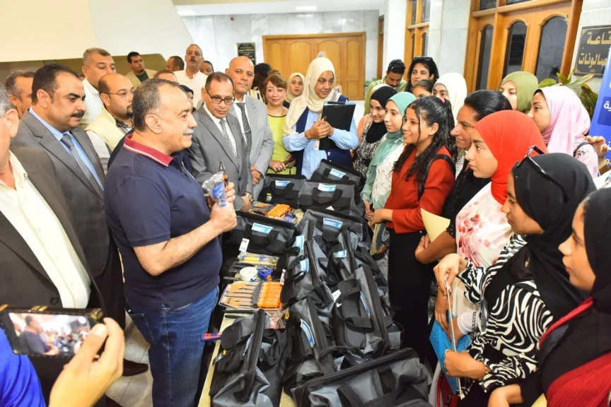 محافظ أسيوط يدعم أول تجربة لتدريب الفتيات على السباكة ويسلم 27 طالبة من المدارس الثانوية الصناعية أدوات العمل