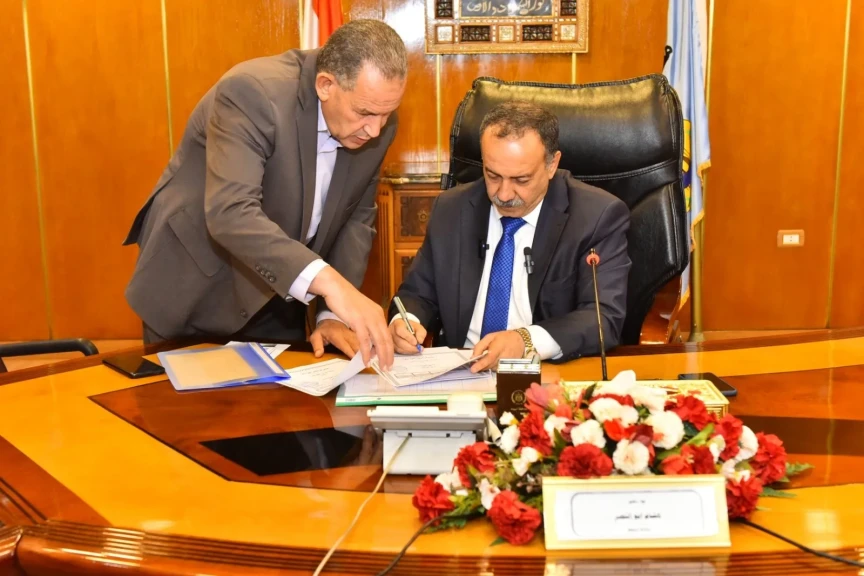 محافظ أسيوط يعتمد نتيجة الدور الثاني للشهادة الإعدادية بنسبة نجاح 71.43% للعامة و85.15% للمهنية
