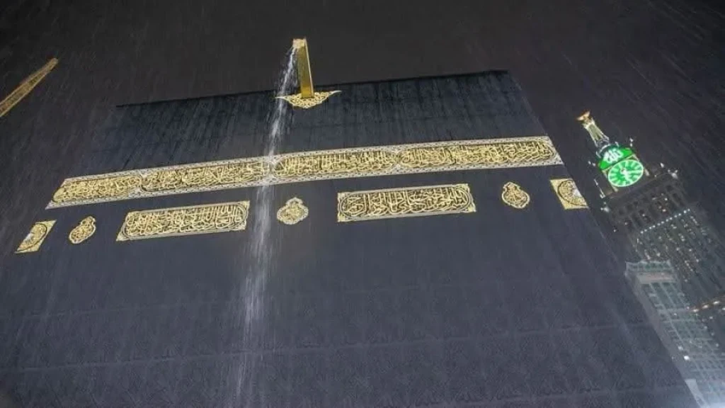 الكعبة المشرفة تغتسل بالأمطار .. مشهد مهيب