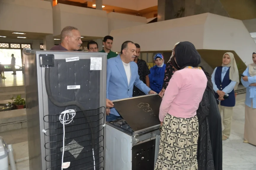 محافظ أسيوط يسلم جهاز عروسة لابنة إحدى المستفيدات من مشروعات تمكين المرأة
