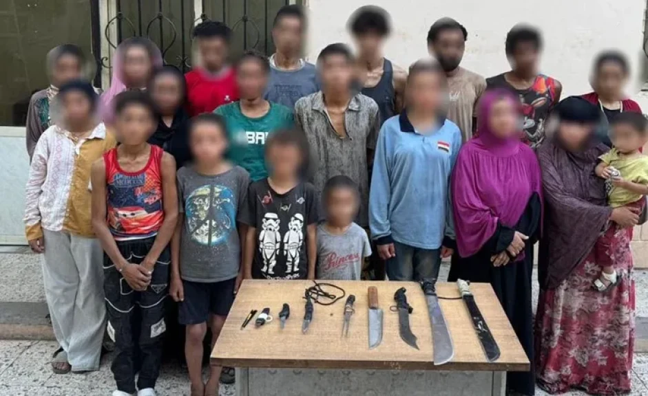 بالصور والفيديو .. أجهزة الأمن تكشف سر فتحة تحت أحد كبارى شارع الهرم وتضبط المقيمين بداخلها وبحوزتهم أسلحة بيضاء ومضبوطات اخرى