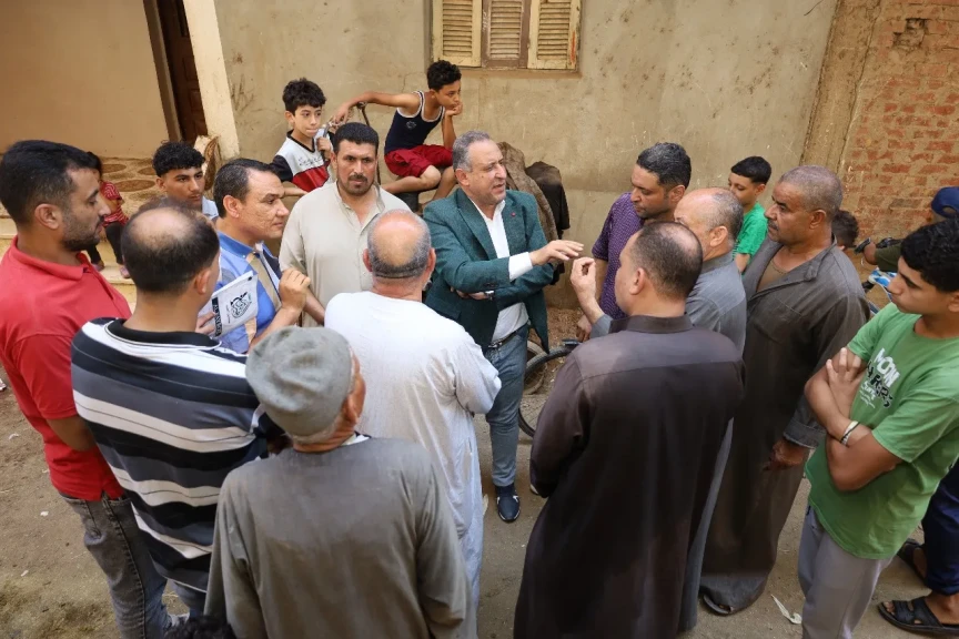 بعد شكوى عن تلوث للمياه ..رئيس مياه الغربية يأخذ عينات بنفسه من المياه بقرية وافى بالمحلة