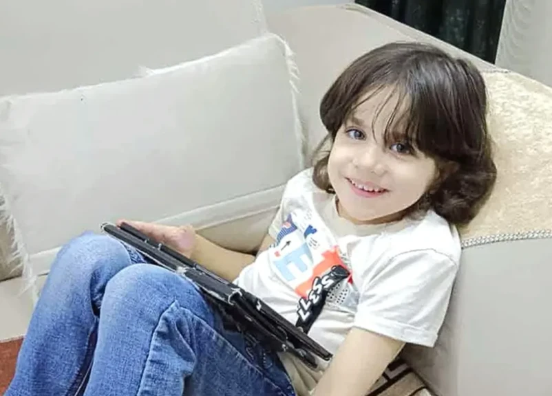 والد الطفل يونس مريض بضمور العضلات ينفى صحة خبر تكفل رجل الأعمال عصام العرجانى بعلاجه